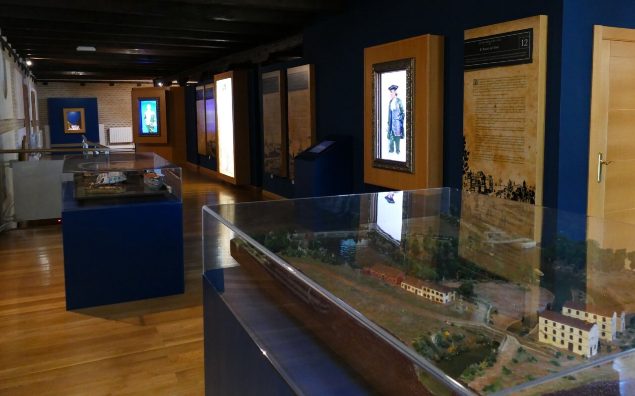 Interior del Museo del Canal de Castilla con exposiciones interactivas