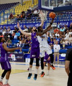 Mustapha Heron anotando durante un partido de baloncesto