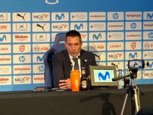 Nacho Lezcano hablando en una rueda de prensa tras el partido