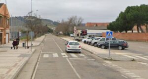 Vista de la carretera entre Venta de Baños y Tariego de Cerrato con vehículos estacionados.