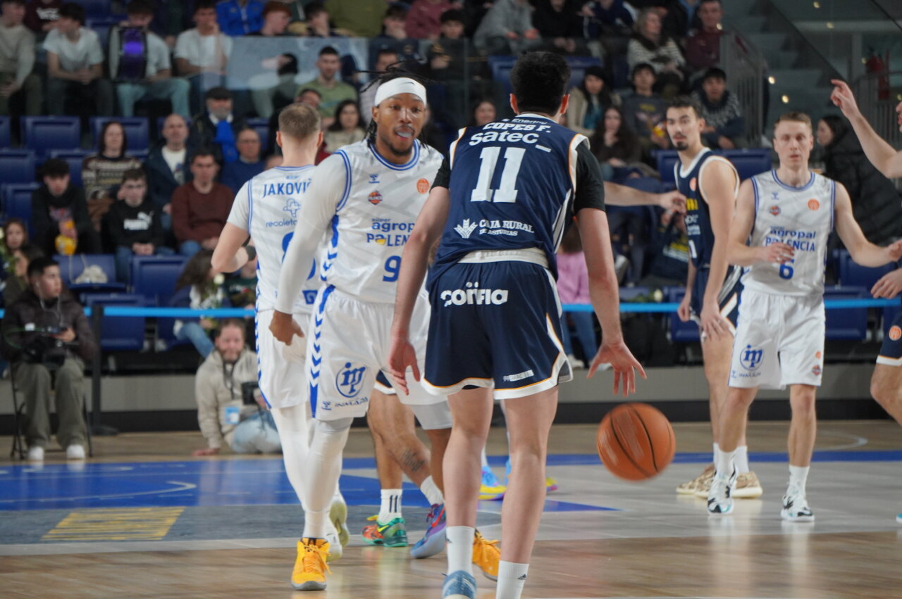 Jugadores de baloncesto en un partido entre Oviedo y Agropal Palencia