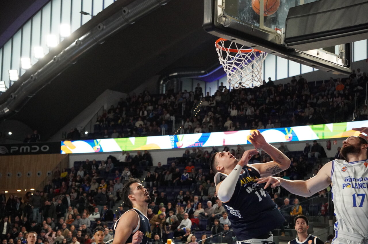 Jugadores de baloncesto en acción durante un partido en Oviedo
