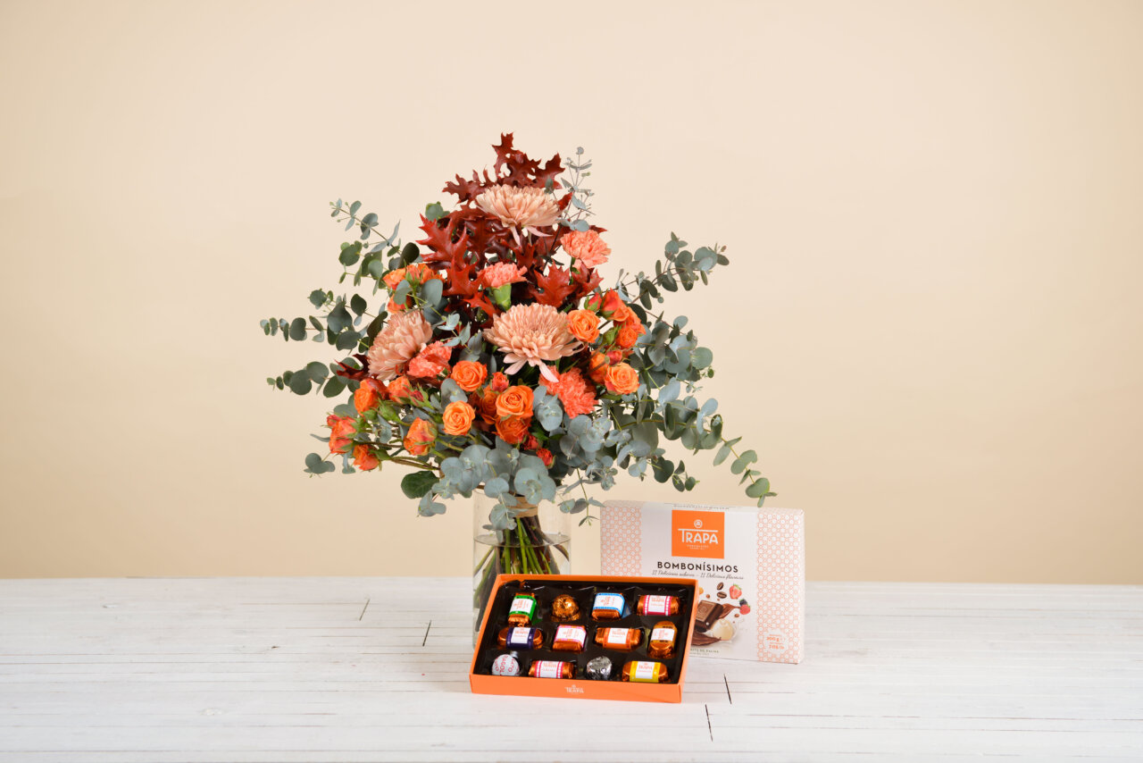 Ramo de flores naranjas y estuche de bombones Trapa para San Valentín