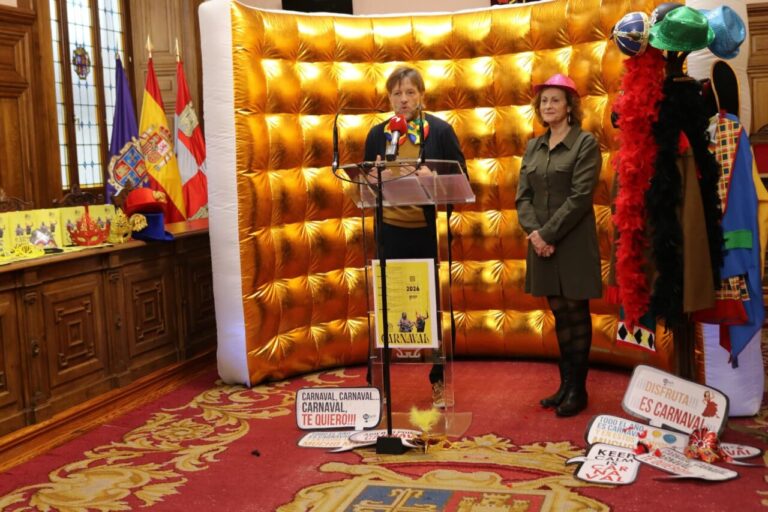 Presentación del programa del Carnaval 2026 en Palencia con decoraciones festivas.