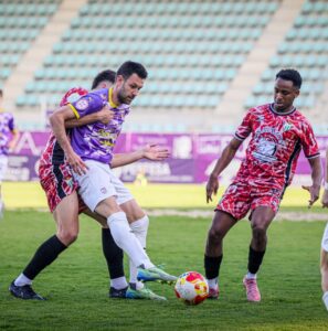 Jugadores del Palencia CF y Guijuelo en un partido de fútbol