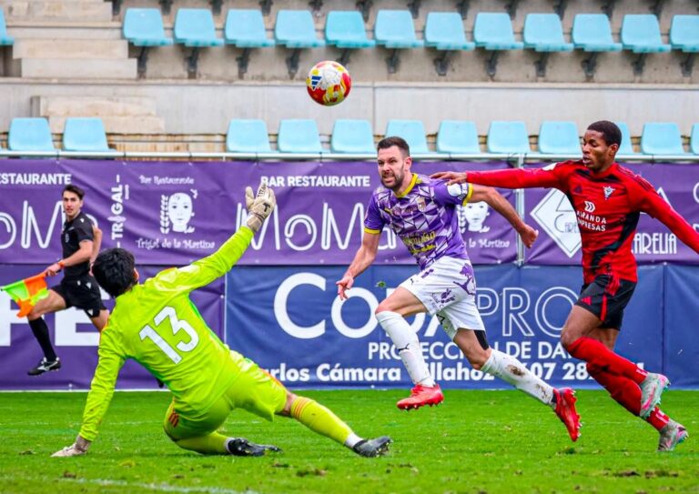 Jugadores del Palencia CF y Mirandés B en un partido de fútbol