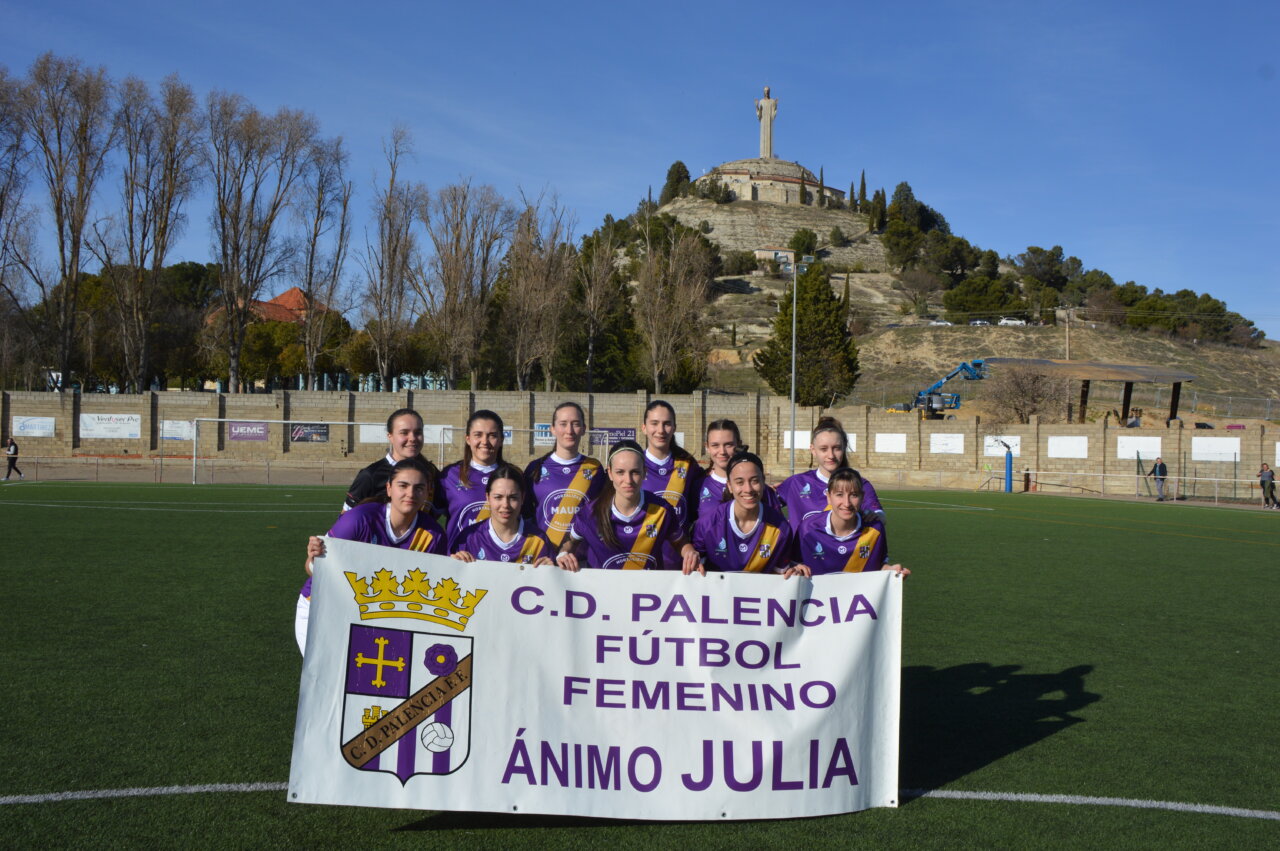 Jugadoras del C.D. Palencia Fútbol Femenino sosteniendo un cartel de ánimo