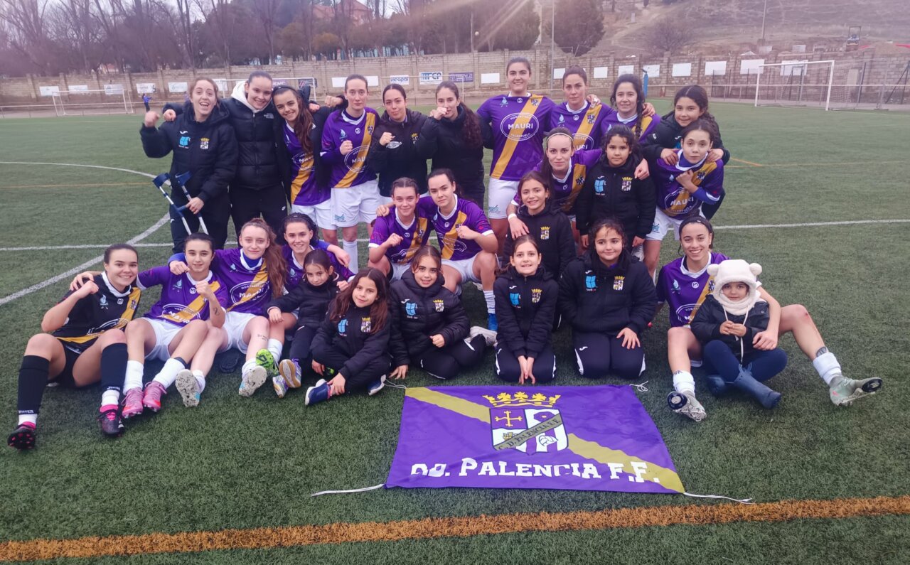 Jugadoras del Palencia Fútbol Femenino celebrando una victoria en el campo