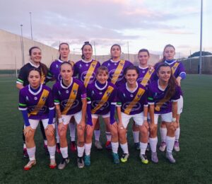 Jugadoras del Palencia Fútbol Femenino posando en el campo