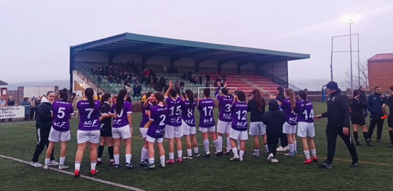Jugadoras del Palencia Fútbol Femenino celebrando una victoria en el campo