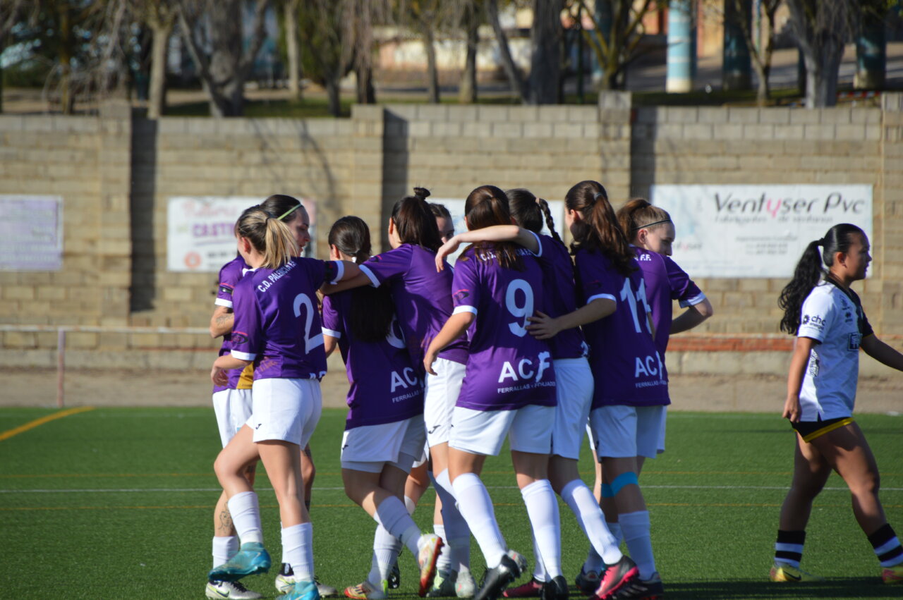 Jugadoras del Palencia Fútbol Femenino celebrando un gol en el campo