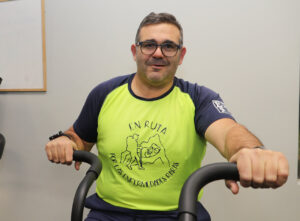 Fernando Alejandro Román en camiseta de En Ruta por las Enfermedades Raras