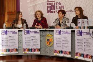 Presentación de actividades del 8M en Palencia con mujeres en la mesa.