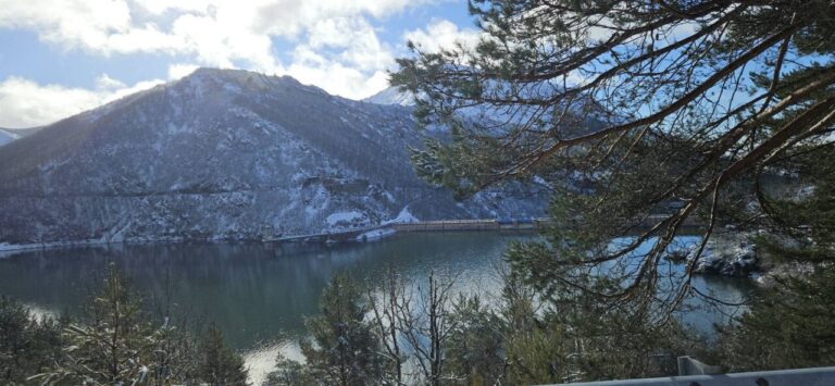 Vista de un pantano en Palencia con montañas nevadas al fondo