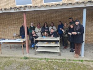 Grupo de personas participando en un taller sobre legumbres en Paredes de Nava