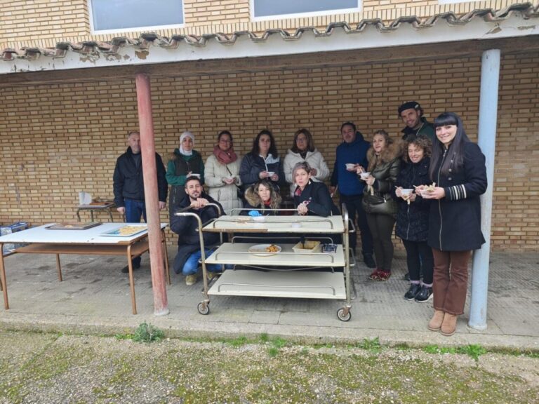Grupo de personas participando en un taller sobre legumbres en Paredes de Nava