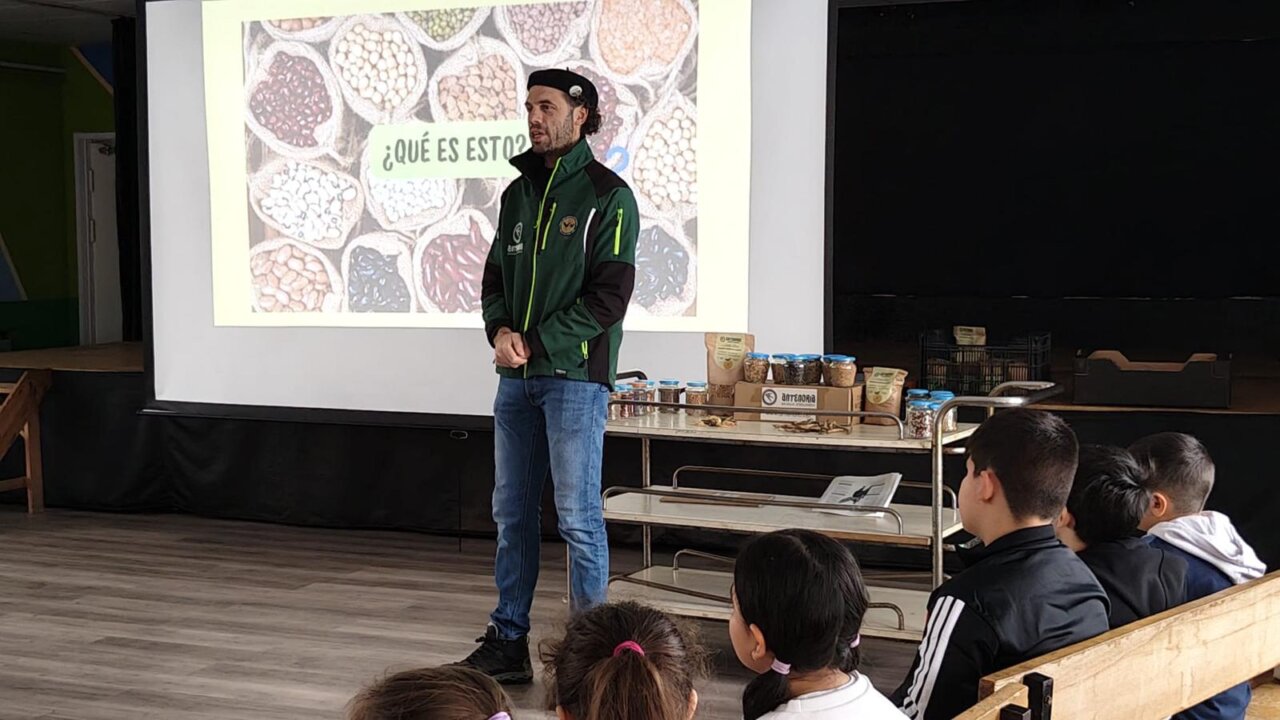 Taller sobre legumbres con escolares en Paredes de Nava