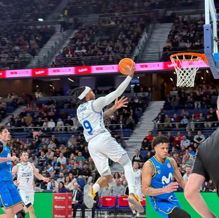 Jugador de baloncesto en acción durante un partido entre Palencia y Estudiantes.