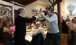 Patxi López interactuando con un grupo en un evento social