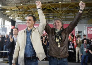 Pedro Sánchez y Carlos Martínez levantando los brazos en un acto político en Ponferrada