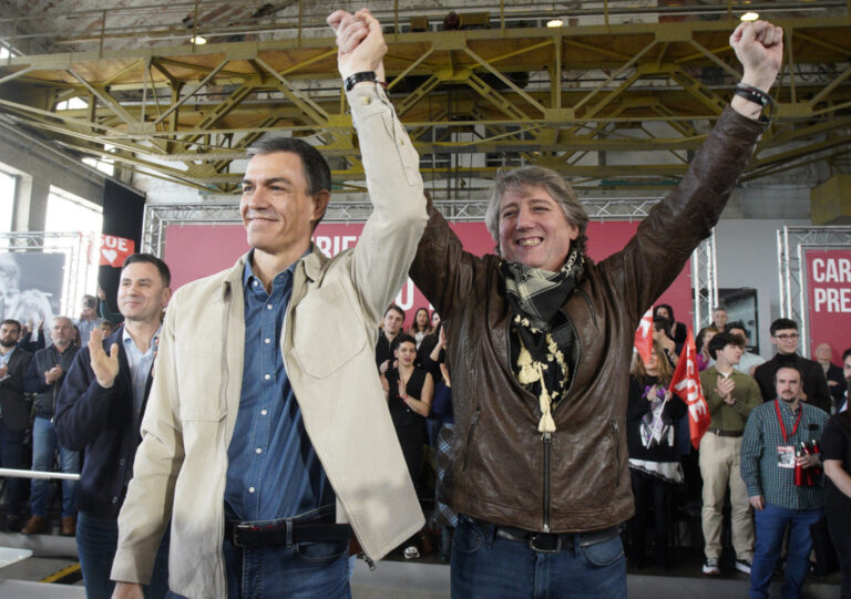 Pedro Sánchez y Carlos Martínez levantando los brazos en un acto político en Ponferrada