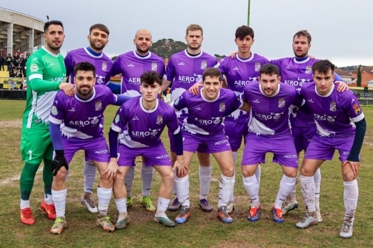 Jugadores del CD Becerril posando en el campo de fútbol.