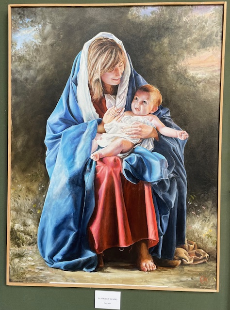 Pintura de una madre con un niño en brazos, estilo hiperrealista