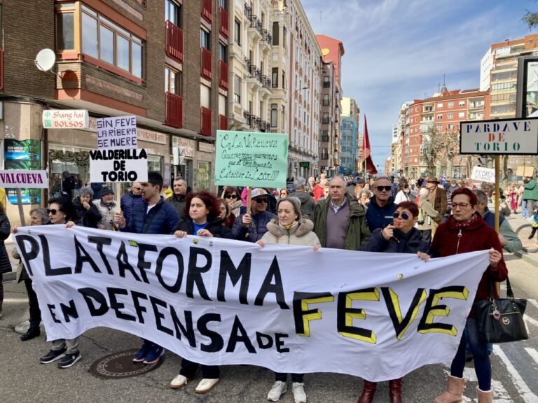 Manifestación de la Plataforma en Defensa del Ferrocarril de León con pancartas