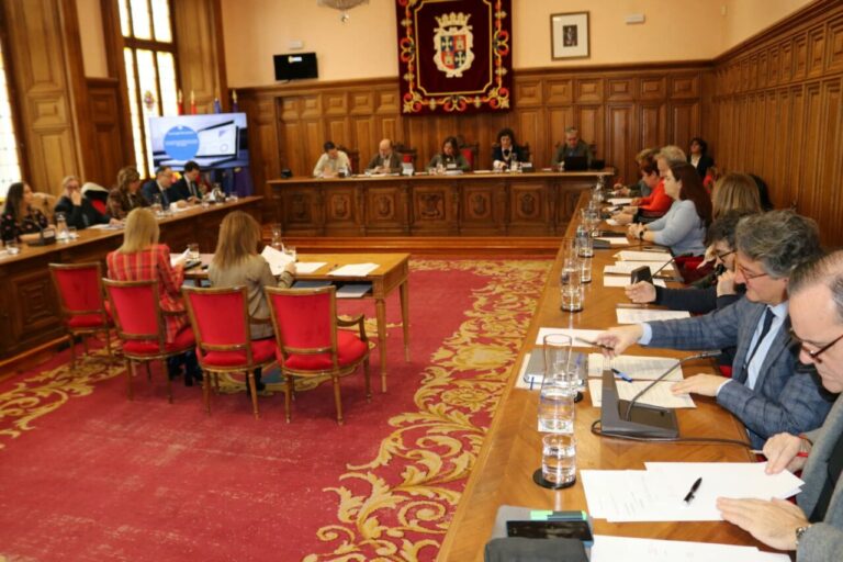 Reunión del Pleno del Ayuntamiento de Palencia sobre la moción del 8M.