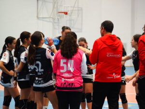 Jugadoras del equipo Odisea en un tiempo muerto durante un partido de balonmano.