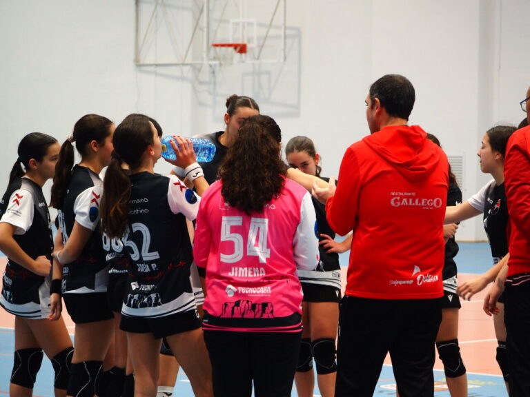 Jugadoras del equipo Odisea en un tiempo muerto durante un partido de balonmano.