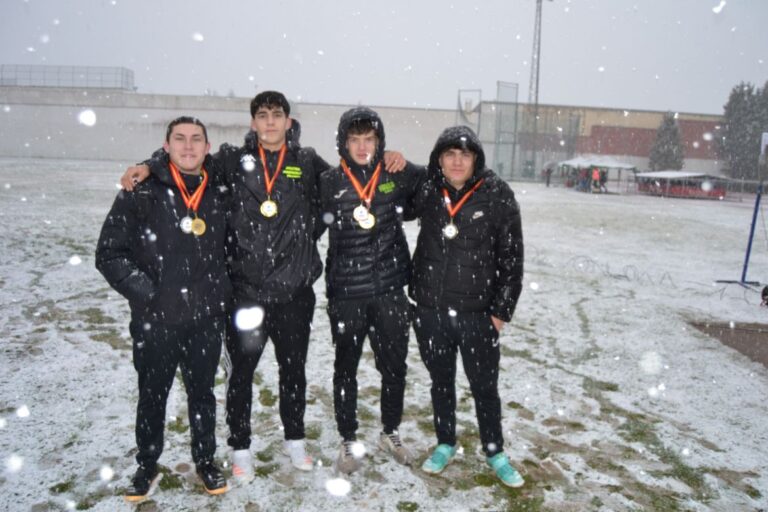 Atletas del Club de Atletismo Puentecillas con medallas en la nieve