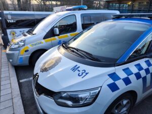 Vehículos de la Policía Local de Palencia estacionados en la calle.