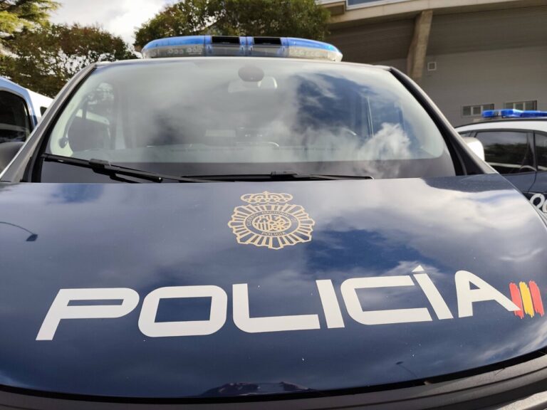 Vehículo de la Policía Nacional con luces encendidas en Palencia