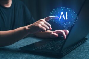 Persona interactuando con un concepto de inteligencia artificial en una computadora.