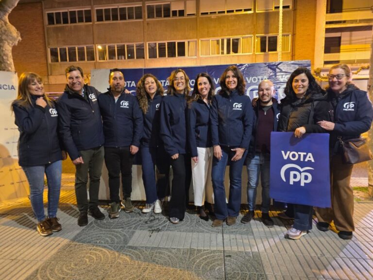 Grupo de personas con chaquetas del PP en un evento electoral
