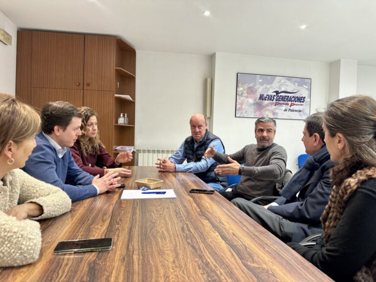 Representantes del PP de Palencia en reunión con la Asociación Taurina de Palencia