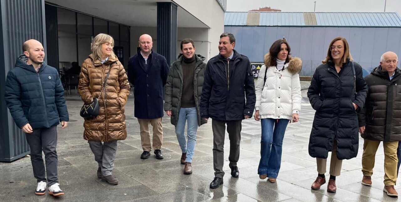Miembros del PP de Palencia discutiendo sobre movilidad en la estación de autobuses