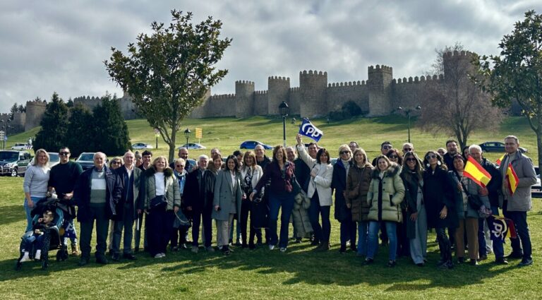Delegación del PP de Palencia en un acto en Ávila con banderas