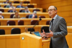 Senador del PP hablando sobre daños de fauna salvaje en el campo