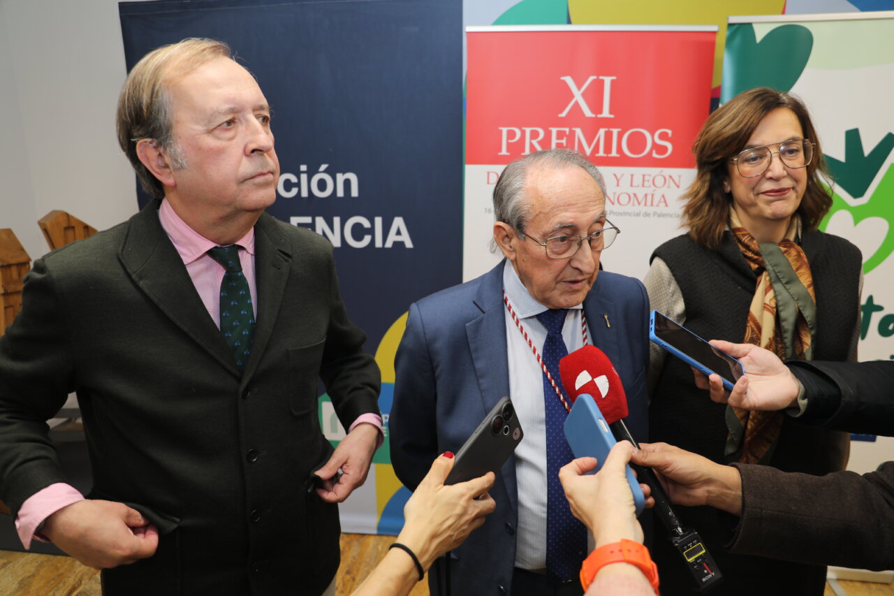 Tres personas conversando en la Gala de Premios de Gastronomía en Palencia