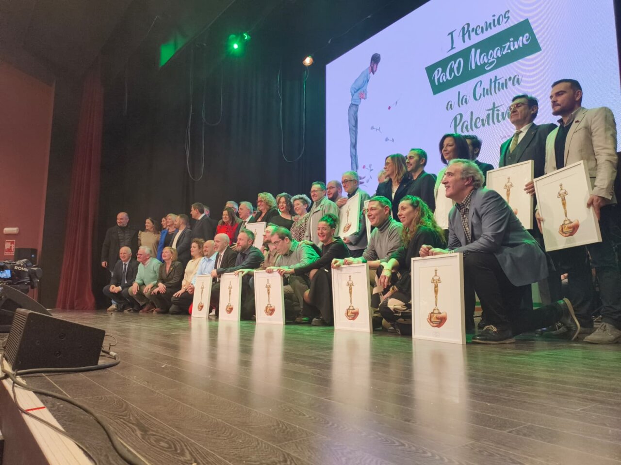 Grupo de personas en la gala de los Premios PaCO en Guardo