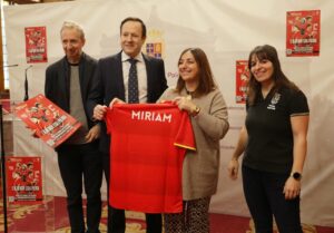Presentación de la camiseta de Miriam en un evento oficial