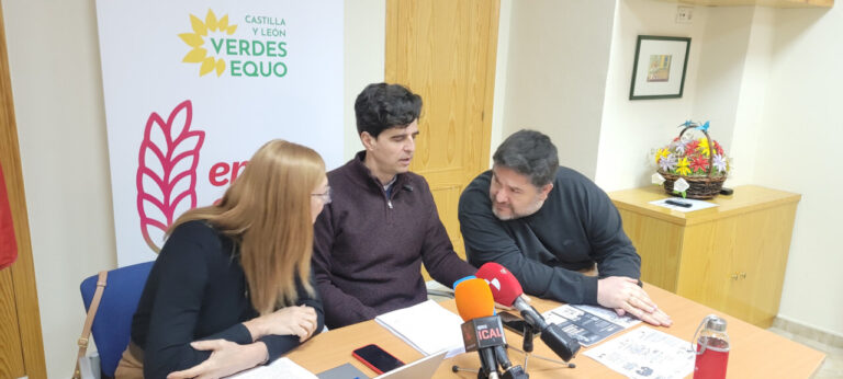 Juan Gascón y otros miembros de la coalición durante la presentación del programa electoral.
