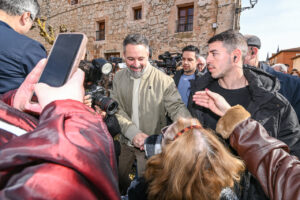 Santiago Abascal saludando a una mujer en un evento público
