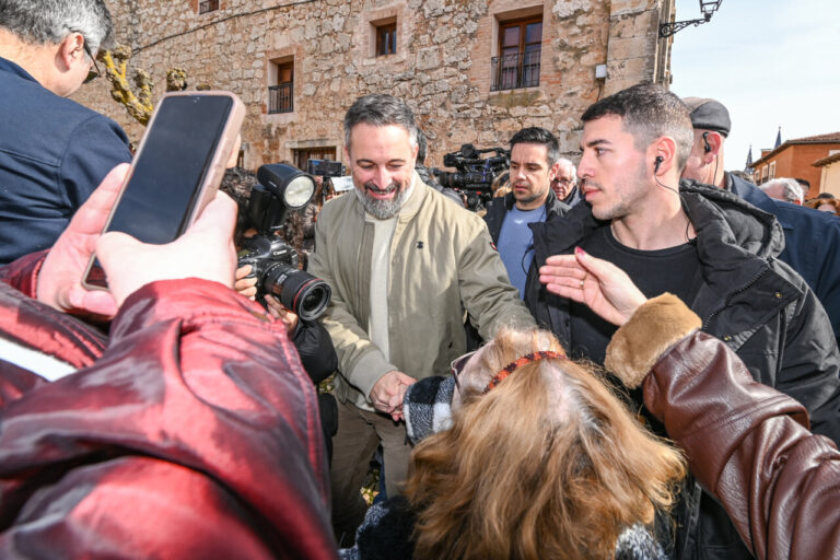 Santiago Abascal saludando a una mujer en un evento público