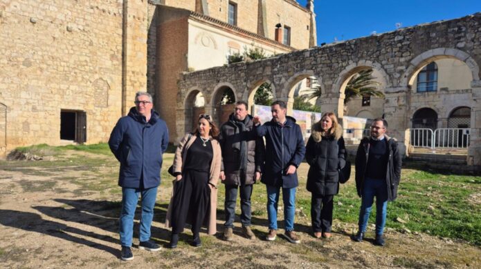 Miembros del PSOE en un acto de campaña en Dueñas, Palencia.