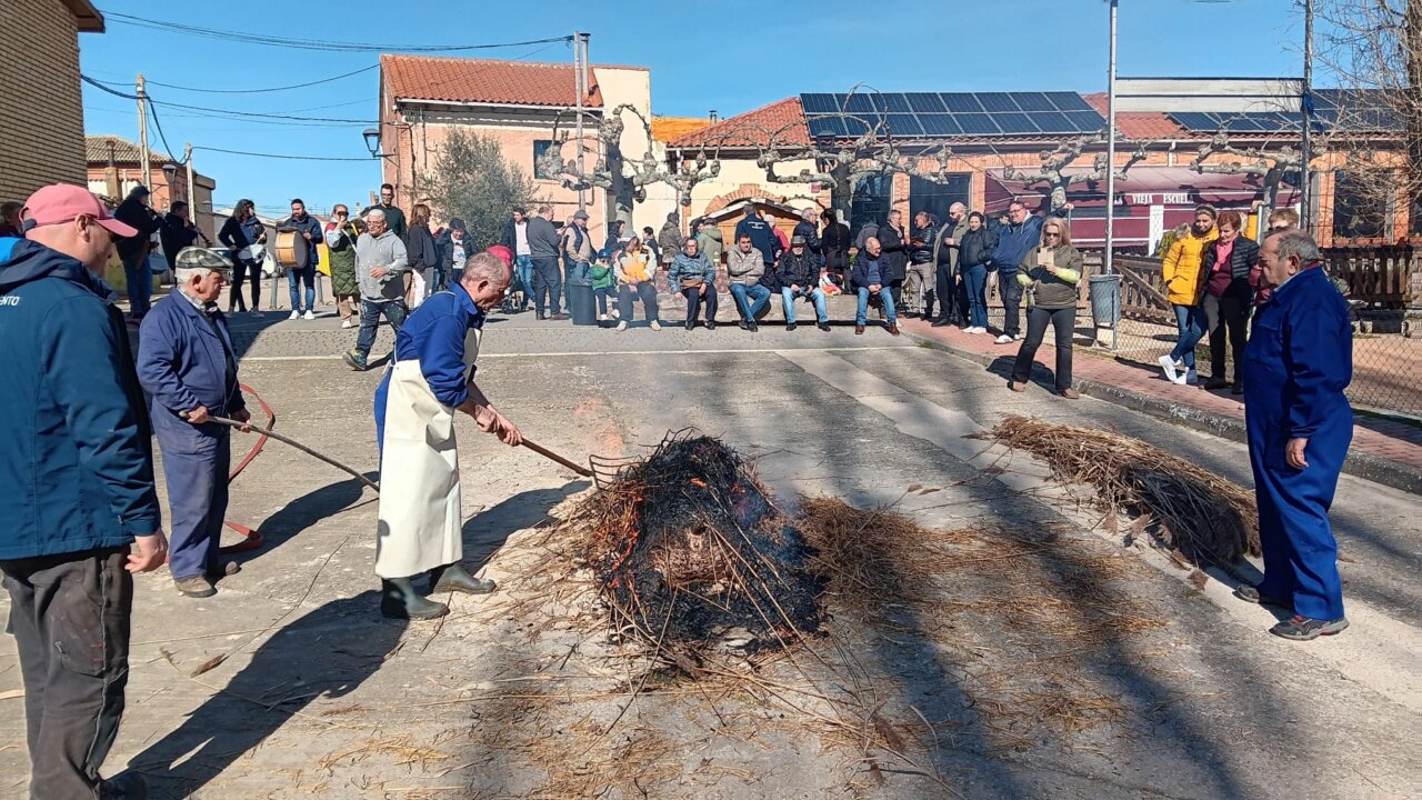 Momento de la quema del cerdo durante la Fiesta de la Matanza en Husillos.