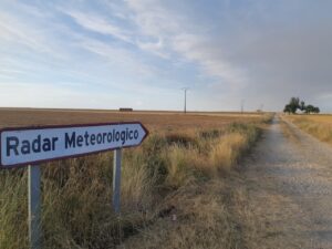 Señal indicando dirección al radar meteorológico en un campo de Palencia