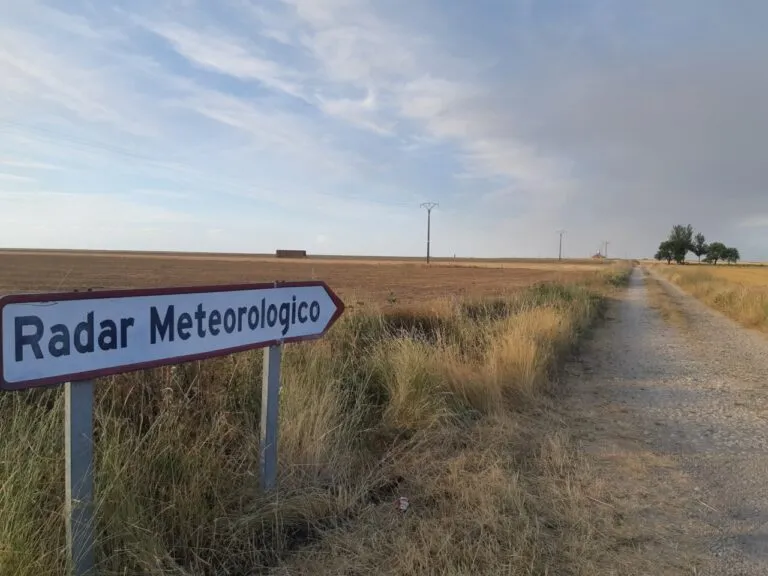 Señal indicando dirección al radar meteorológico en un campo de Palencia